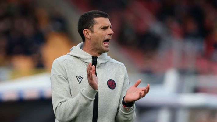 LECCE, ITALY - DECEMBER 03: Head coach of Bologna Thiago Motta gestures during the Serie A TIM match between US Lecce and Bologna FC at Stadio Via del Mare on December 03, 2023 in Lecce, Italy. (Photo by Maurizio Lagana/Getty Images) Motta: “De Silvestri può essere convocato domenica. Su Orsolini e Karlsson…” - immagine 1