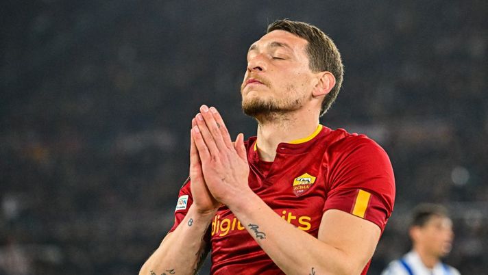 AS Roma's Italian forward Andrea Belotti reacts after missing a goal opportunity during the UEFA Europa League round of 16 first leg football match between AS Rome and Real Sociedad, on March 9, 2023 at the Olympic stadium in Rome. (Photo by Alberto PIZZOLI / AFP) (Photo by ALBERTO PIZZOLI/AFP via Getty Images) Roma, contro il Sassuolo non sono neanche in panchina Pellegrini, Belotti e Solbakken - immagine 1