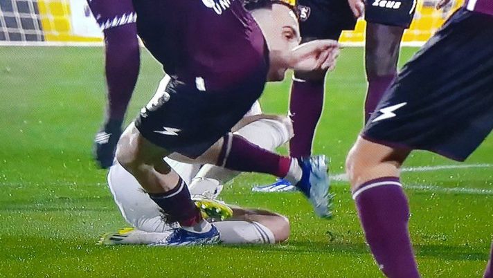 La Juve batte la Salernitana al 91′ con gol di Vlahovic. Ma manca un rosso a Gatti La Juve batte la Salernitana al 91′ con gol di Vlahovic. Ma manca un rosso a Gatti - immagine 1