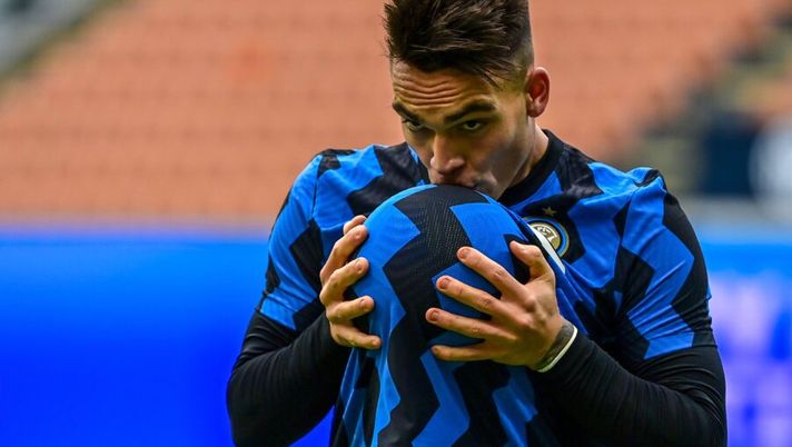 Inter Milan's Argentine forward Lautaro Martinez kisses the ball after scoring the 3-2 goal during the Italian Serie A football match Inter Milan vs Crotone on January 3, 2021 at the Giuseppe-Meazza (San Siro) stadium in Milan. (Photo by MIGUEL MEDINA / AFP) (Photo by MIGUEL MEDINA/AFP via Getty Images) ATTACCO – Chi mettere e chi no: tutti gli attaccanti per la 16a, fascia per fascia- immagine 1