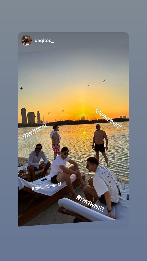 FOTO Rrahmani si rilassa in riva al mare con gli amici- immagine 2