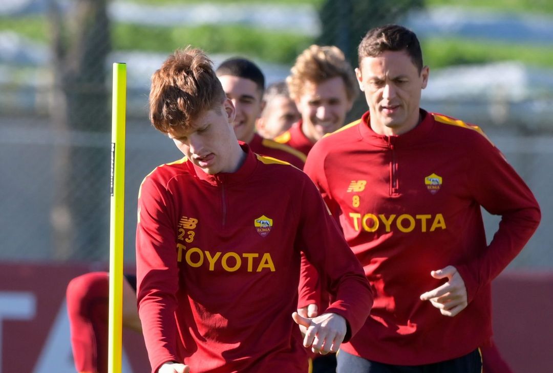Roma, allenamento in vista del Genova. Mourinho parla con Solbakken – FOTO GALLERY - immagine 41