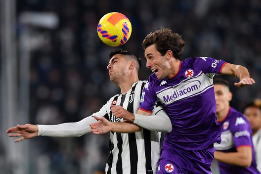 TURIN, ITALY - NOVEMBER 06: Alvaro Morata of Juventus battles for possession with Alvaro Odriozola of Fiorentina during the Serie A match between Juventus FC and ACF Fiorentina at Allianz Stadium on November 06, 2021 in Turin, Italy. (Photo by Chris Ricco/Getty Images) TURIN, ITALY - NOVEMBER 06: Alvaro Morata of Juventus battles for possession with Alvaro Odriozola of Fiorentina during the Serie A match between Juventus FC and ACF Fiorentina at Allianz Stadium on November 06, 2021 in Turin, Italy. (Photo by Chris Ricco/Getty Images)