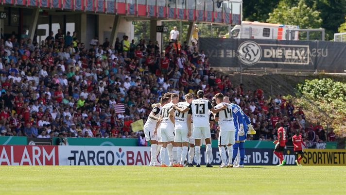 NEUNKIRCHEN, GERMANY - JULY 30: Players of SV 07 Elversberg hug prior to the DFB Cup first round match between SV 07 Elversberg and Bayer 04 Leverkusen at Ursapharm-Arena an der Kaiserlinde on July 30, 2022 in Neunkirchen, Germany. (Photo by Christian Kaspar-Bartke/Getty Images) BEYER LEVERKUSEN KO A SORPRESA