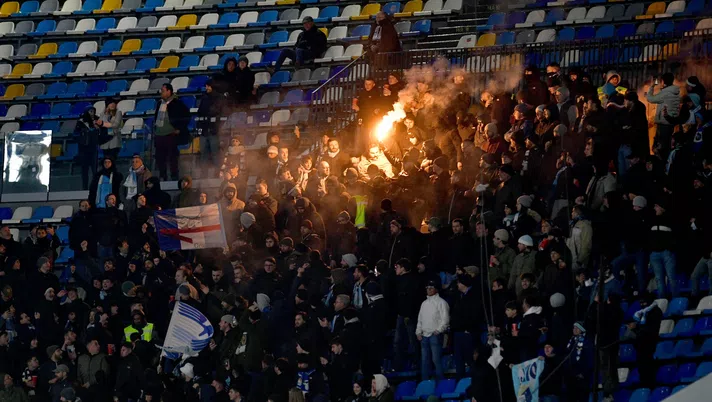 UFFICIALE – Il lancio dei petardi e i cori contro Napoli costano 15mila euro di multa alla Lazio - immagine 1