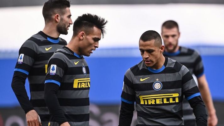 Inter Milan's Argentine forward Lautaro Martinez (2ndL) and Inter Milan's Chilean forward Alexis Sanchez (R) cross during the Italian Serie A football match Sampdoria vs Inter Milan on January 6, 2021 in Genoa. (Photo by Marco BERTORELLO / AFP) (Photo by MARCO BERTORELLO/AFP via Getty Images) Inter, da Perisic a Sanchez e la gestione di Lautaro: la formazione anti-Fiorentina - immagine 1