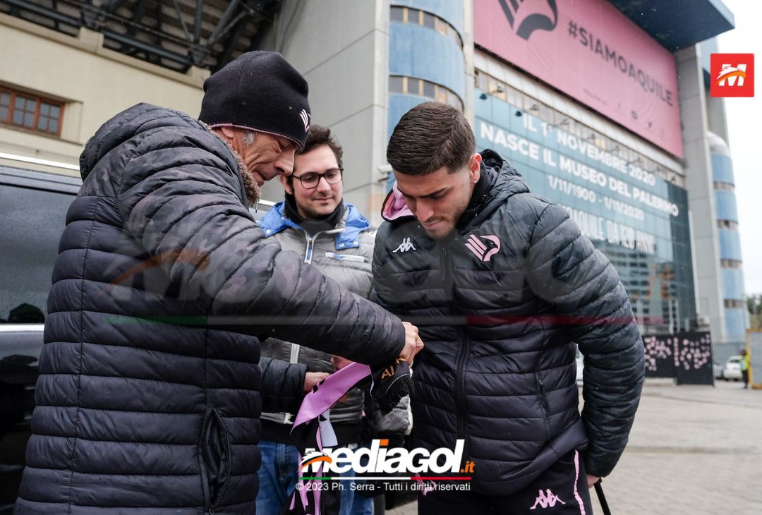FOTO Genoa-Palermo, i rosanero in partenza dallo stadio “Renzo Barbera” (Gallery) - immagine 12