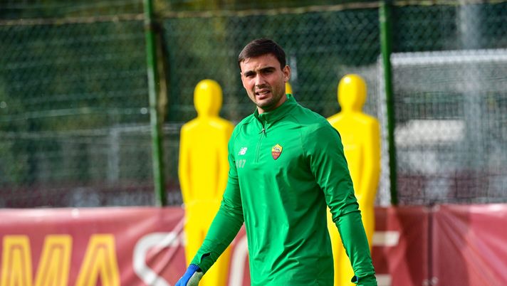 ROME, ITALY - NOVEMBER 17: Daniel Fuzato of AS Roma looks on of AS Roma during a training session at Centro Sportivo Fulvio Bernardini on November 17, 2021 in Rome, Italy. (Photo by Fabio Rossi/AS Roma via Getty Images) Daniel Fuzato Roma