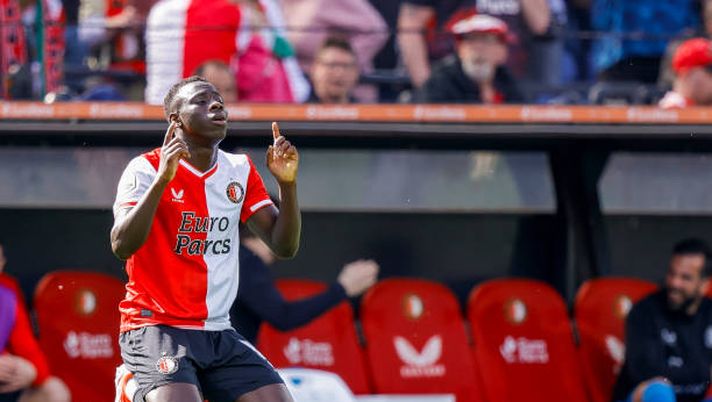 ROTTERDAM, NETHERLANDS - APRIL 7: Yankuba Minteh of Feyenoord Rotterdam celebrates after scoring his teams 4-0 goal during the Dutch Eredivisie match between Feyenoord and AFC Ajax at Feyenoord Stadium on April 7, 2024 in Rotterdam, Netherlands. (Photo by NESimages/Perry vd Leuvert/DeFodi Images via Getty Images) Doppietta e due passi verso casa: Minteh a piedi dopo il derby d’Olanda vinto con l’Ajax - immagine 1