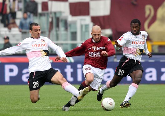 TORINO, ITALY - APRIL 1: Alessandro Rosina of Torino runs between Marco Pisano and Fabio Henrique Simplicio of Palermo during the Seria A match between Torino and Palermo at Stadio Olimpico Grande on April 1, 2007 in Torino, Italy. (Photo by New Press/Getty Images) TORINO, ITALY - APRIL 1: Alessandro Rosina of Torino runs between Marco Pisano and Fabio Henrique Simplicio of Palermo during the Seria A match between Torino and Palermo at Stadio Olimpico Grande on April 1, 2007 in Torino, Italy. (Photo by New Press/Getty Images)