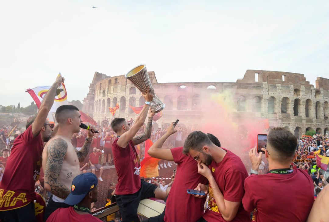 Roma, il popolo giallorosso in festa visto dal pullman della squadra – FOTO GALLERY - immagine 35