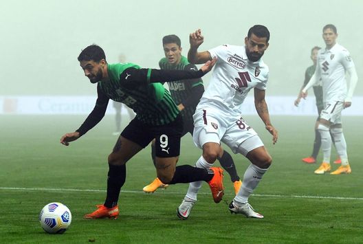  REGGIO NELL'EMILIA, ITALY - OCTOBER 23: Francesco Caputo of US Sassuolo competes for the ball with Tomas Rincon of Torino FC during the Serie A match between US Sassuolo and Torino FC at Mapei Stadium - Città del Tricolore on October 23, 2020 in Reggio nell'Emilia, Italy. (Photo by Alessandro Sabattini/Getty Images) 