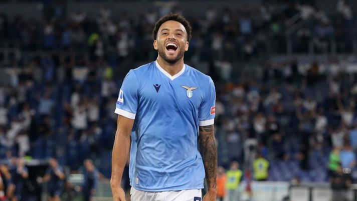 ROME, ITALY - SEPTEMBER 26: Felipe Anderson of SS Lazio celebrates after scoring their side's third goal during the Serie A match between SS Lazio and AS Roma at Stadio Olimpico on September 26, 2021 in Rome, Italy. (Photo by Paolo Bruno/Getty Images) Felipe come vice Immobile e il dubbio in difesa: la probabile formazione della Lazio - immagine 1