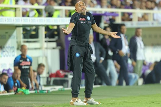 FLORENCE, ITALY - AUGUST 28: Luciano Spalletti manager of SSC Napoli gestures during the Serie A match between ACF Fiorentina and SSC Napoli at Stadio Artemio Franchi on August 28, 2022 in Florence, Italy. (Photo by Gabriele Maltinti/Getty Images) Spalletti