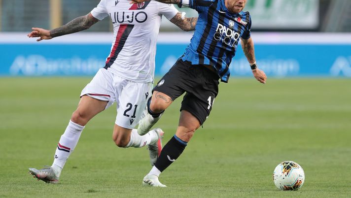 BERGAMO, ITALY - JULY 21:  Alejandro Gomez of Atalanta BC is challenged by Roberto Soriano of Bologna FC during the Serie A match between Atalanta BC and Bologna FC at Gewiss Stadium on July 21, 2020 in Bergamo, Italy.  (Photo by Emilio Andreoli/Getty Images) 