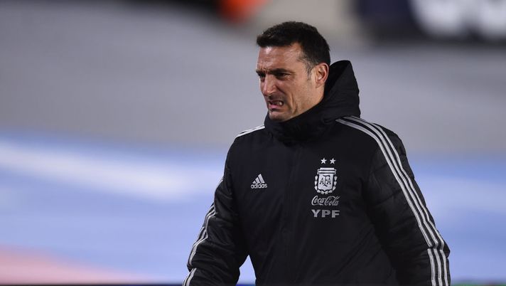 BUENOS AIRES, ARGENTINA - OCTOBER 14: Lionel Scaloni head coach of Argentina gestures during a match between Argentina and Peru as part of South American Qualifiers for Qatar 2022 at Estadio Monumental Antonio Vespucio Liberti on October 14, 2021 in Buenos Aires, Argentina. (Photo by Marcelo Endelli/Getty Images) Il dramma di Scaloni: i suoi genitori stanno male e si commuove in conferenza - immagine 1