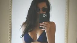 VIDEO / Erjona Sulejmani pronta per la spiaggia: bikini spaziale, fan in delirio