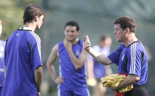 BRAGA, PORTUGAL - JUNE 28: Fussball: Euro 2004 in Portugal, Training, Braga; Nationalmannschaft Griechenland; Angelos CHARISTEAS, Trainer Otto REHHAGEL / GRE 28.06.04. (Photo by Martin Rose/Bongarts/Getty Images) BRAGA, PORTUGAL - JUNE 28: Fussball: Euro 2004 in Portugal, Training, Braga; Nationalmannschaft Griechenland; Angelos CHARISTEAS, Trainer Otto REHHAGEL / GRE 28.06.04. (Photo by Martin Rose/Bongarts/Getty Images)