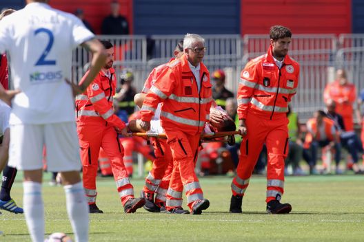 CAGLIARI, ITALY - APRIL 15: Meggiorini Riccardo of Chievo injured during the Serie A match between Cagliari Calcio and AC ChievoVerona at Stadio Sant'Elia on April 15, 2017 in Cagliari, Italy. (Photo by Enrico Locci/Getty Images) CAGLIARI, ITALY - APRIL 15: Meggiorini Riccardo of Chievo injured during the Serie A match between Cagliari Calcio and AC ChievoVerona at Stadio Sant'Elia on April 15, 2017 in Cagliari, Italy. (Photo by Enrico Locci/Getty Images)
