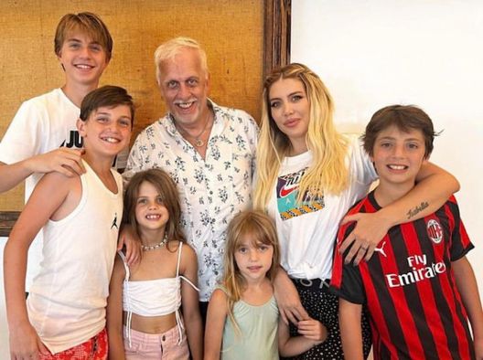 Wanda fa pace con il padre e posta la foto della famiglia allargata: Nara-Lopez-Icardi - immagine 1