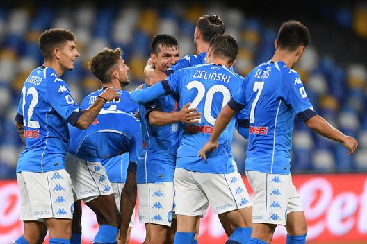 I calciatori del Napoli festeggiano un gol messo a segno I calciatori del Napoli festeggiano un gol messo a segno