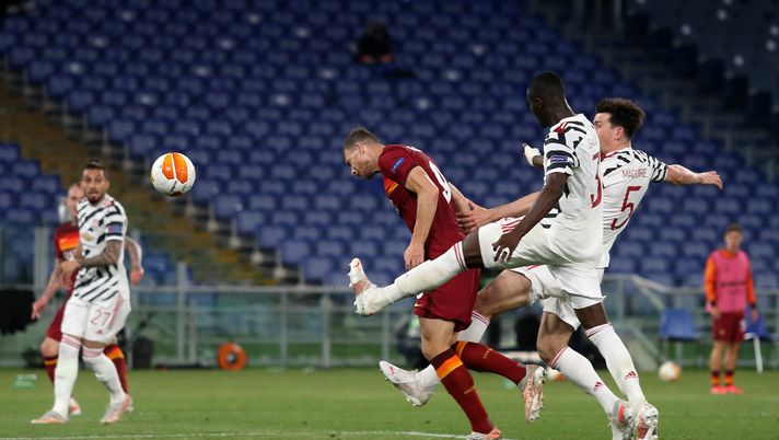 ROME, ITALY - MAY 06: Edin Dzeko of A.S Roma wins a header during the UEFA Europa League Semi-final Second Leg match between AS Roma and Manchester United at Stadio Olimpico on May 06, 2021 in Rome, Italy. Sporting stadiums around Europe remain under strict restrictions due to the Coronavirus Pandemic as Government social distancing laws prohibit fans inside venues resulting in games being played behind closed doors. (Photo by Paolo Bruno/Getty Images) 