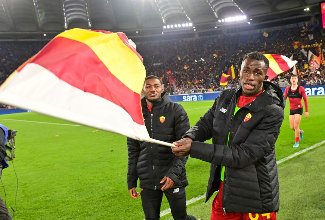 La Roma si scatena: Mancini con la bandiera, Abraham si spoglia – FOTO GALLERY - immagine 4