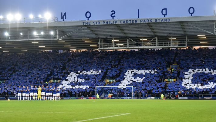 LIVERPOOL, ENGLAND - DECEMBER 26: The team of Everton stand to applause prior to the Premier League match between Everton FC and Burnley FC at Goodison Park on December 26, 2019 in Liverpool, United Kingdom. (Photo by Nathan Stirk/Getty Images) LIVERPOOL, ENGLAND - DECEMBER 26: The team of Everton stand to applause prior to the Premier League match between Everton FC and Burnley FC at Goodison Park on December 26, 2019 in Liverpool, United Kingdom. (Photo by Nathan Stirk/Getty Images)