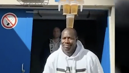 Una birra allo stadio? Questo tifoso ne porta dieci, senza usare le mani