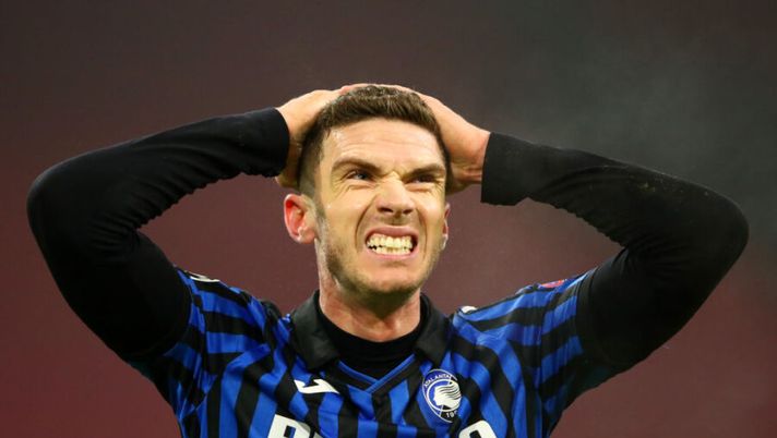 AMSTERDAM, NETHERLANDS - DECEMBER 09: Robin Gosens of Atalanta B.C. reacts to a missed chance during the UEFA Champions League Group D stage match between Ajax Amsterdam and Atalanta BC at Johan Cruijff Arena on December 09, 2020 in Amsterdam, Netherlands. Sporting stadiums around Natherlands remain under strict restrictions due to the Coronavirus Pandemic as Government social distancing laws prohibit fans inside venues resulting in games being played behind closed doors. (Photo by Dean Mouhtaropoulos/Getty Images) Gosens si sfoga all’intervallo: “È pazzesco, noi facciamo casini incredibili: erano a terra” - immagine 1