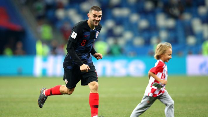 NIZHNY NOVGOROD, RUSSIA - JULY 01: Mateo Kovacic of Croatia celebrates with his child following his sides victory in a penalty shoot out during the 2018 FIFA World Cup Russia Round of 16 match between Croatia and Denmark at Nizhny Novgorod Stadium on July 1, 2018 in Nizhny Novgorod, Russia. (Photo by Alex Livesey/Getty Images) NIZHNY NOVGOROD, RUSSIA - JULY 01: Mateo Kovacic of Croatia celebrates with his child following his sides victory in a penalty shoot out during the 2018 FIFA World Cup Russia Round of 16 match between Croatia and Denmark at Nizhny Novgorod Stadium on July 1, 2018 in Nizhny Novgorod, Russia. (Photo by Alex Livesey/Getty Images)