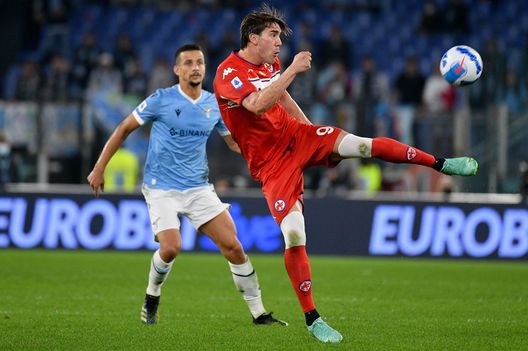 ROME, ITALY - OCTOBER 27: Luiuz Felipe Ramos Marchi of SS Lazio compete for the ball with Dusan Vlahovic of ACF Fiorentina during the Serie A match between SS Lazio and ACF Fiorentina at Stadio Olimpico on October 27, 2021 in Rome, Italy. (Photo by Marco Rosi - SS Lazio/Getty Images) ROME, ITALY - OCTOBER 27: Luiuz Felipe Ramos Marchi of SS Lazio compete for the ball with Dusan Vlahovic of ACF Fiorentina during the Serie A match between SS Lazio and ACF Fiorentina at Stadio Olimpico on October 27, 2021 in Rome, Italy. (Photo by Marco Rosi - SS Lazio/Getty Images)