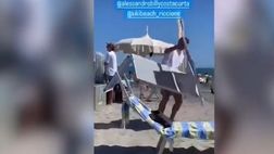 VIDEO / Martina Colombari filma Costacurta alle prese col lettino: che disastro!