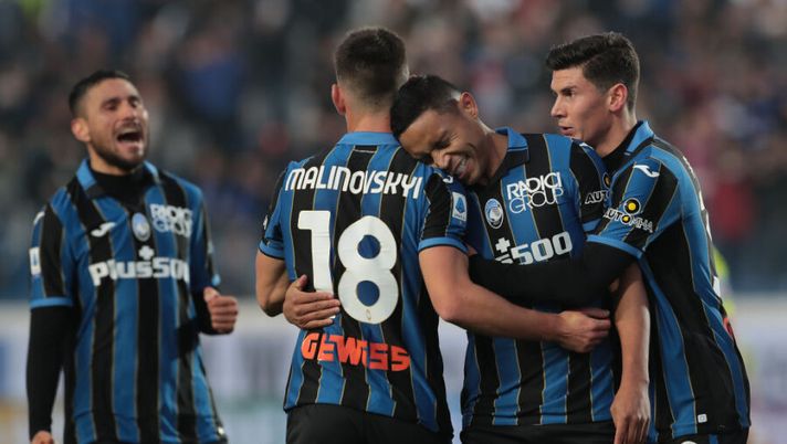 BERGAMO, ITALY - NOVEMBER 20: Luis Muriel of Atalanta BC celebrates his goal with his team-mates Ruslan Malinovskyi and Matteo Pessina during the Serie A match between Atalanta BC and Spezia Calcio at Gewiss Stadium on November 20, 2021 in Bergamo, Italy. (Photo by Emilio Andreoli/Getty Images) Atalanta, la probabile formazione: dalla gestione di Muriel a Boga, Malinovskyi e Zappacosta - immagine 1