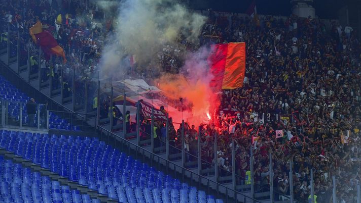 ROME, ITALY - OCTOBER 23: AS Roma fans during the Serie A match between AS Roma and SSC Napoli at Stadio Olimpico on October 23, 2022 in Rome, Italy. (Photo by Fabio Rossi/AS Roma via Getty Images) Curiosità da Roma: iniziativa contro i cori anti-Napoli, ma il motivo non è “nobile” - immagine 1
