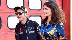 La fidanzata di Valentino Rossi non lo molla un attimo: è lei la regina del Mugello