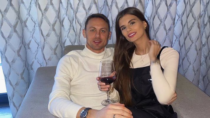 Roma, Matic sbarca nella Città Eterna. Con lui la moglie e modella Aleksandra Roma, Matic sbarca nella Città Eterna. Con lui la moglie e modella Aleksandra - immagine 1