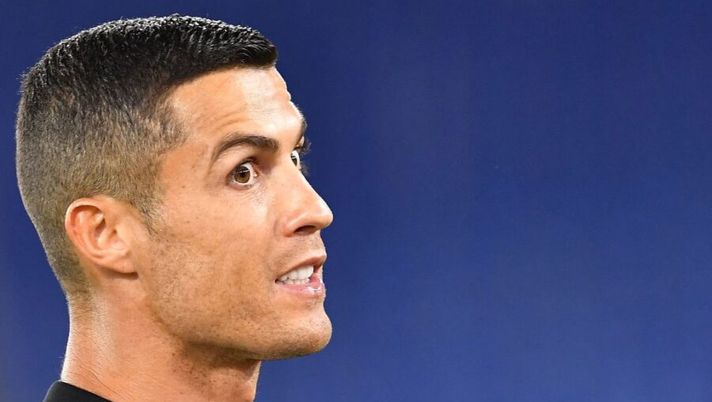 Juventus' Portuguese forward Cristiano Ronaldo warms up prior to the Italian Serie A football match Roma vs Juventus on September 27, 2020 at the Olympic stadium in Rome. (Photo by Tiziana FABI / AFP) (Photo by TIZIANA FABI/AFP via Getty Images) Gamba: “Ecco perché Ronaldo ha voluto restare a casa ieri, per lui ha più valore…” - immagine 1