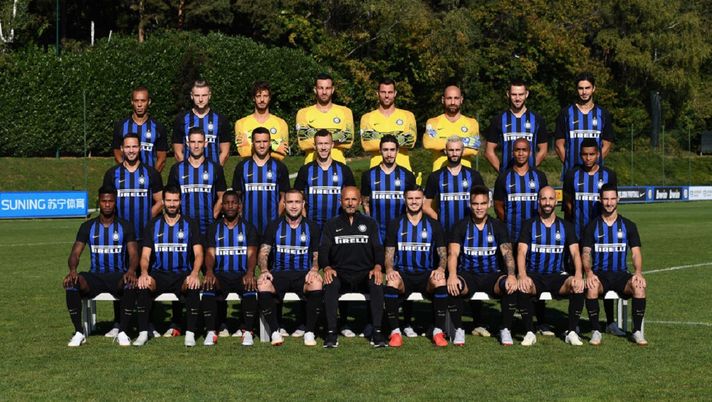 COMO, ITALY - SEPTEMBER 27:   The FC Internazionale squad pose during the annual team photocall (Back row (L-R): Joao Miranda de Souza Filho, Milan Skriniar, Raffaele Di Gennaro, Samir Handanovic, Daniele Padelli, Tommaso Berni, Stefan de Vrij, Andrea Ranocchia. Middle row (L-R): Danilo D'Ambrosio, Roberto Gagliardini, Matias Vecino, Ivan Perisic, Sime Vrsaljko, Marcelo Brozovic, Joao Mario, Dalbert Henrique Chagas Estevão. Front row (L-R):  Keita Balde Diao, Antonio Candreva, Kwadwo Asamoah, Radja Nainggolan, Luciano Spalletti, Mauro Icardi, Lautaro Martínez, Borja Valero and Matteo Politano at Appiano Gentile on September 27, 2018 in Como, Italy.  (Photo by Claudio Villa - Inter/Inter via Getty Images) 