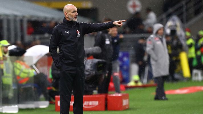 MILAN, ITALY - NOVEMBER 23: AC Milan coach Stefano Pioli issues instructions to his players during the Serie A match between AC Milan and SSC Napoli at Stadio Giuseppe Meazza on November 23, 2019 in Milan, Italy. (Photo by Marco Luzzani/Getty Images) MILAN, ITALY - NOVEMBER 23: AC Milan coach Stefano Pioli issues instructions to his players during the Serie A match between AC Milan and SSC Napoli at Stadio Giuseppe Meazza on November 23, 2019 in Milan, Italy. (Photo by Marco Luzzani/Getty Images)