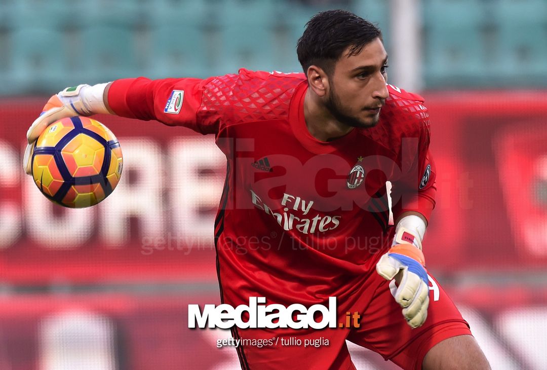  PALERMO, ITALY - NOVEMBER 06: Gianluigi Donnarumma goalkeeper of Milan in action  during the Serie A match between US Citta di Palermo and AC Milan at Stadio Renzo Barbera on November 6, 2016 in Palermo, Italy.  (Photo by Tullio M. Puglia/Getty Images) 