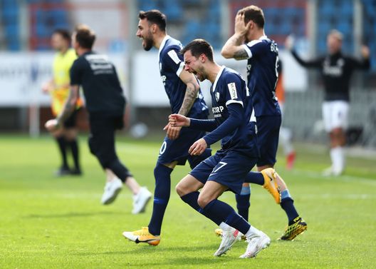 BOCHUM, GERMANY - MAY 23: Milos Pantovic of VfL Bochum 1848 and team mates celebrate after victory during the Second Bundesliga match between VfL Bochum 1848 and SV Sandhausen at Vonovia Ruhrstadion on May 23, 2021 in Bochum, Germany. (Photo by Christof Koepsel/Getty Images) BOCHUM, GERMANY - MAY 23: Milos Pantovic of VfL Bochum 1848 and team mates celebrate after victory during the Second Bundesliga match between VfL Bochum 1848 and SV Sandhausen at Vonovia Ruhrstadion on May 23, 2021 in Bochum, Germany. (Photo by Christof Koepsel/Getty Images)