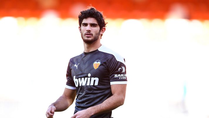 VALENCIA, SPAIN - DECEMBER 12: Goncalo Guedes of Valencia CF looks on during the warm up prior to the La Liga Santander match between Valencia CF and Athletic Club at Estadio Mestalla on December 12, 2020 in Valencia, Spain. (Photo by David Ramos/Getty Images) 