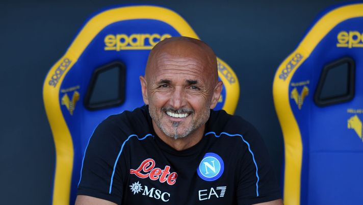 VERONA, ITALY - AUGUST 15:Manager of SSC Napoli, Luciano Spalletti looks on ahead of the Serie A match between Hellas Verona and SSC Napoli at Stadio Marcantonio Bentegodi on August 15, 2022 in Verona, . (Photo by Alessandro Sabattini/Getty Images) Spalletti: “Kim ha ricordato Kouli! Kvara, l’uomo alla Iniesta e chi non vuole giocare qui…” - immagine 1