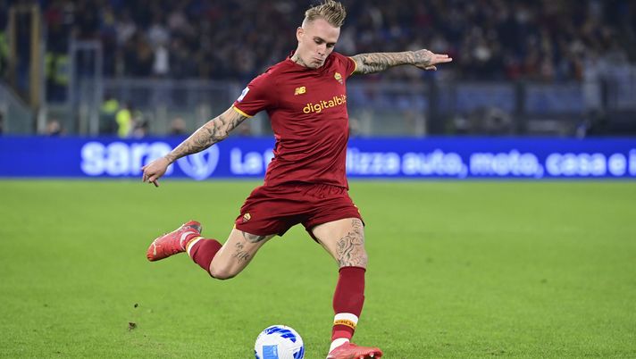 ROME, ITALY - OCTOBER 31: AS Roma player Rick Karsdorp during the Serie A match between AS Roma and AC Milan at Stadio Olimpico on October 31, 2021 in Rome, Italy. (Photo by Luciano Rossi/AS Roma via Getty Images) Milan-Roma 2-1, espulso Karsdorp per somma di ammonizioni | News - immagine 1