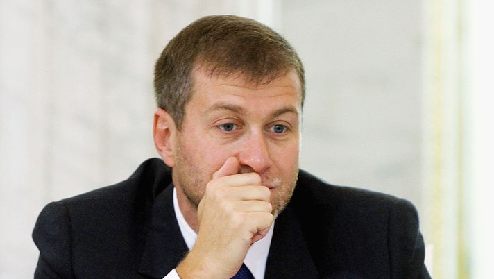 ST. PETERSBURG, RUSSIA - JUNE 17: (FILE PHOTO) Russian businessman Roman Abramovich attends a meeting of the state Council on June 17, 2003 in St. Petersburg, Russia. Abramovich, a major shareholder in the Russian oil company Sibneft, is prepared to pay a reported 59.3 million pounds for 50.09 per cent of the English Premiership football club. (Photo by Tatiana Makeyeva/Getty Images) Chelsea, il governo inglese interviene sui cori pro-Abramovich: “Comportamento completamente inappropriato” - immagine 1