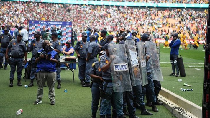 Sconfitta nel derby di Soweto: i tifosi lanciano razzi e bottiglie sul campo - immagine 1