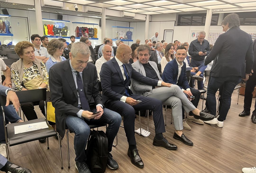 Cristiano Giuntoli e Luciano Spalletti, accompagnati dall'addetto stampa Guido Baldari, sono presenti entrambi a Coverciano per ricevere un premio come miglior dirigente e miglior allenatore