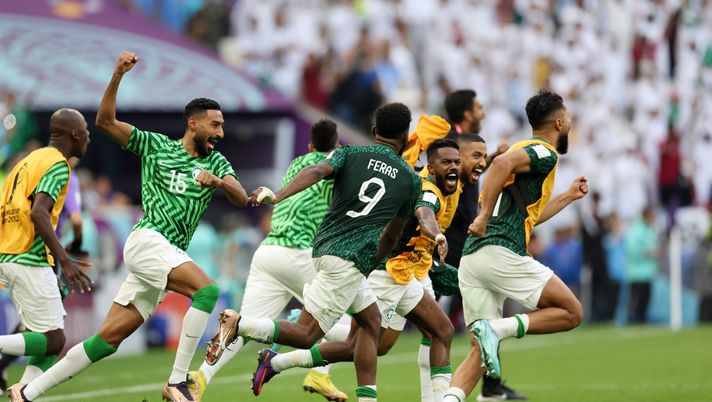 LUSAIL CITY, QATAR - NOVEMBER 22: Saudi Arabia players celebrate the 2-1 win during the FIFA World Cup Qatar 2022 Group C match between Argentina and Saudi Arabia at Lusail Stadium on November 22, 2022 in Lusail City, Qatar. (Photo by Clive Brunskill/Getty Images) Argentina-Arabia Saudita, Renard: “I pianeti si sono allineati. Il calcio è pazzo” - immagine 1