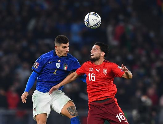 ROME, ITALY - NOVEMBER 12: Giovanni Di Lorenzo of Italy competes for the ball with Kastriot Imeri of Switzerland the 2022 FIFA World Cup Qualifier match between Italy and Switzerland at Stadio Olimpico on November 12, 2021 in Rome, Italy. (Photo by Claudio Villa/Getty Images) Italiano e il suo pupillo: Maggiore prende quota, e non è solo- immagine 2